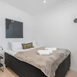 Sleek 1bd With Sea View & Balcony *