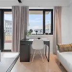 Sleek 1bd With Sea View & Balcony Apartmán