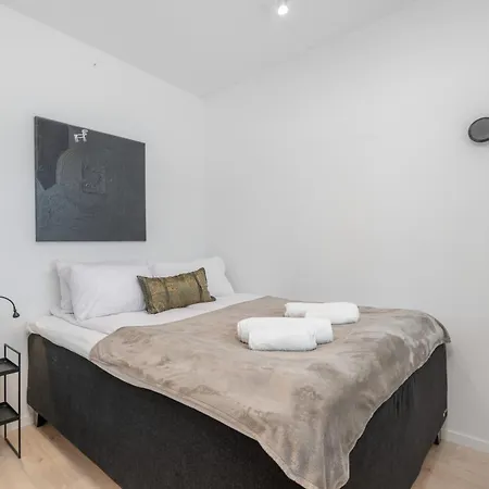 Sleek 1bd With Sea View & Balcony *