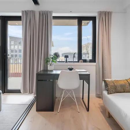 Sleek 1bd With Sea View & Balcony Apartamento