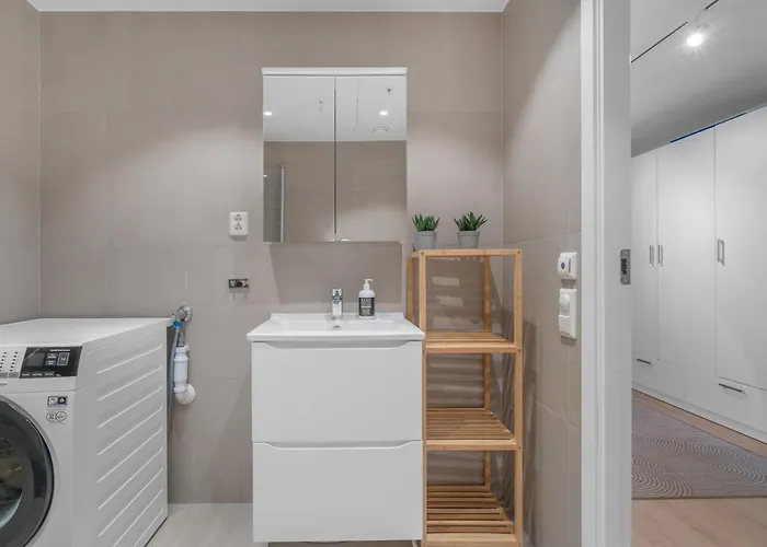 Sleek 1bd With Sea View & Balcony Appartamento *