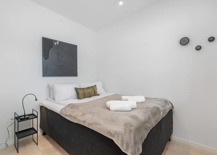 Sleek 1bd With Sea View & Balcony *