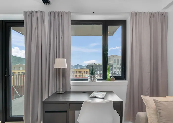Sleek 1bd With Sea View & Balcony