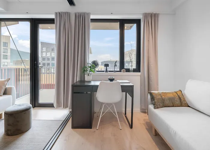 Sleek 1bd With Sea View & Balcony Apartamento