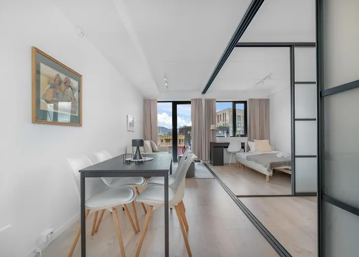 Sleek 1bd With Sea View & Balcony *