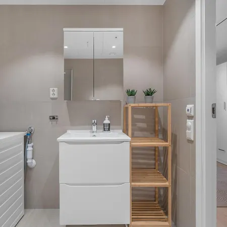 Sleek 1bd With Sea View & Balcony Leilighet *