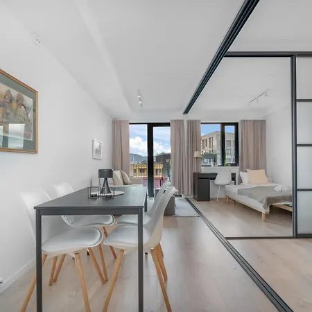 Sleek 1bd With Sea View & Balcony *